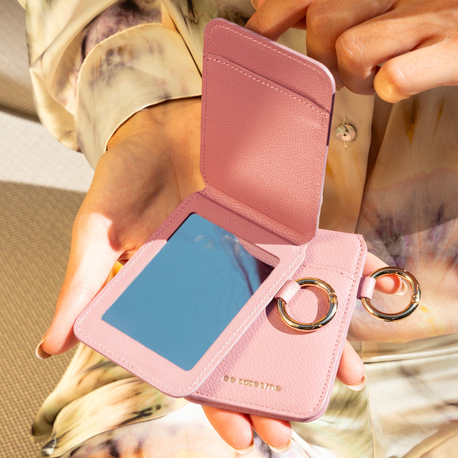 MagSafe-compatible cardholder with a mirror