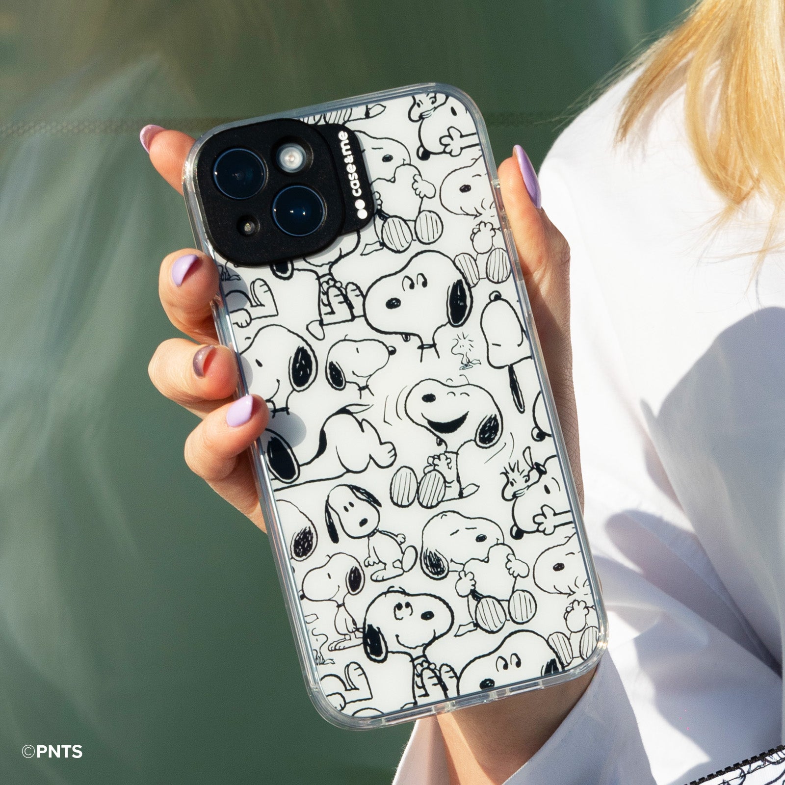 Funda para iPhone 15 con el tema Snoopy con protección para lentes de la cámara