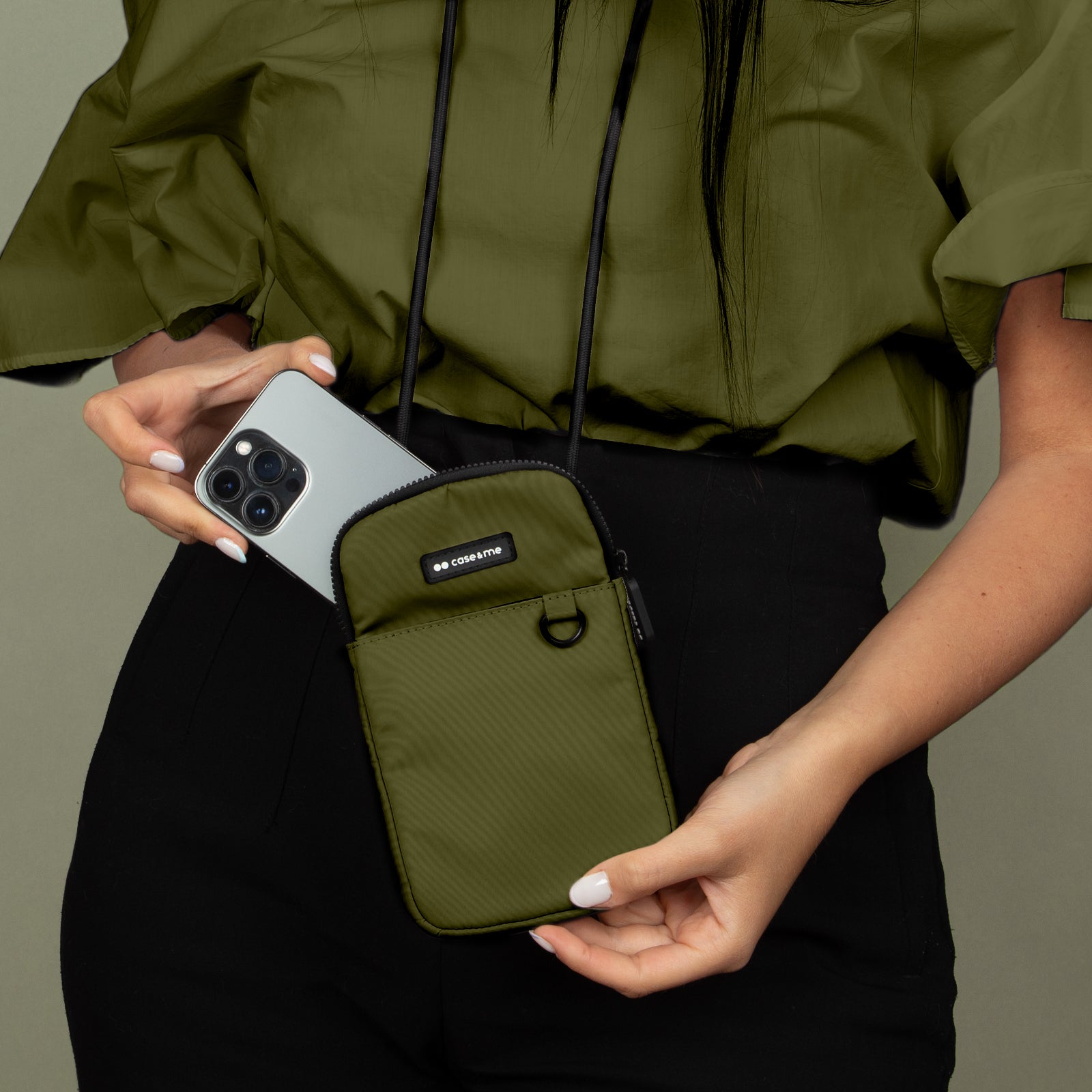 Kleine Handtasche mit verstellbarem Schulterriemen