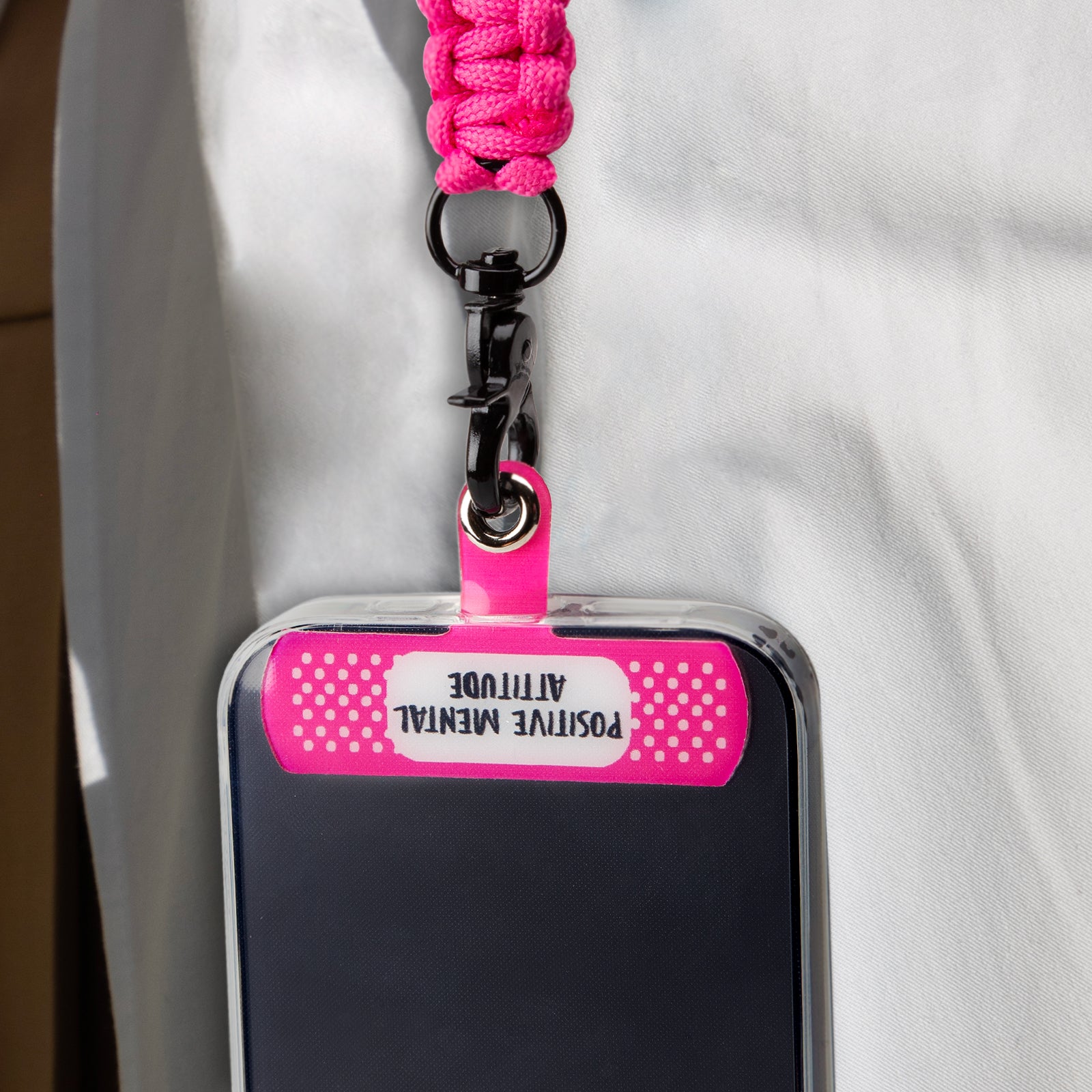 Ni funda ni bolso: así es el nuevo accesorio que arrasa entre jóvenes para  llevar tu móvil (la mascarilla o las llaves)