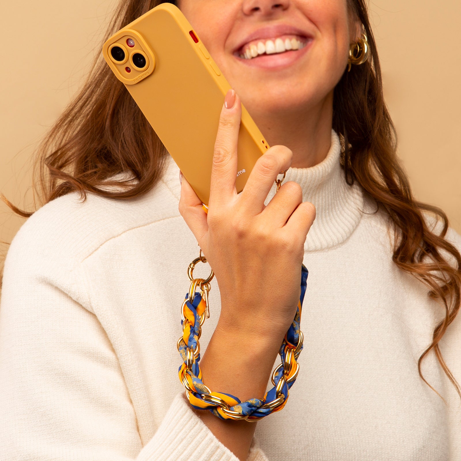 FIFTHAVE Coque IPhone 14 Plus Avec Cordon Réglable – Housse Silicone Antichoc Jaune + Chaîne Collier Poignet